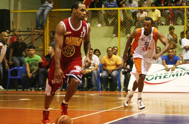 El jugador Nicolás Cabrera driblea el balón ante la mirada de Oneil Espinal